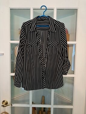 ❤️2/$20❤️Elementz Black and White Vertical Stripe Button-Down Shirt